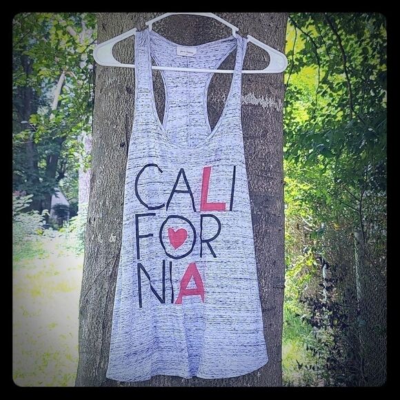 3/10$ Free kisses cali tank - Picture 1 of 4